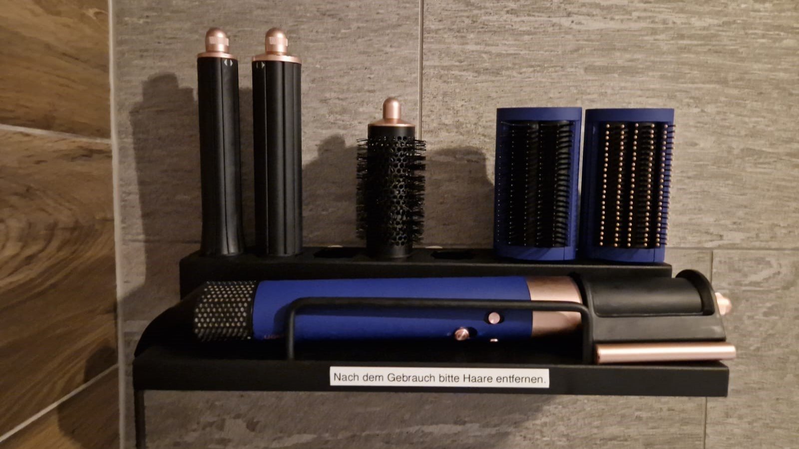 Dyson Airwrap in der Garderobe