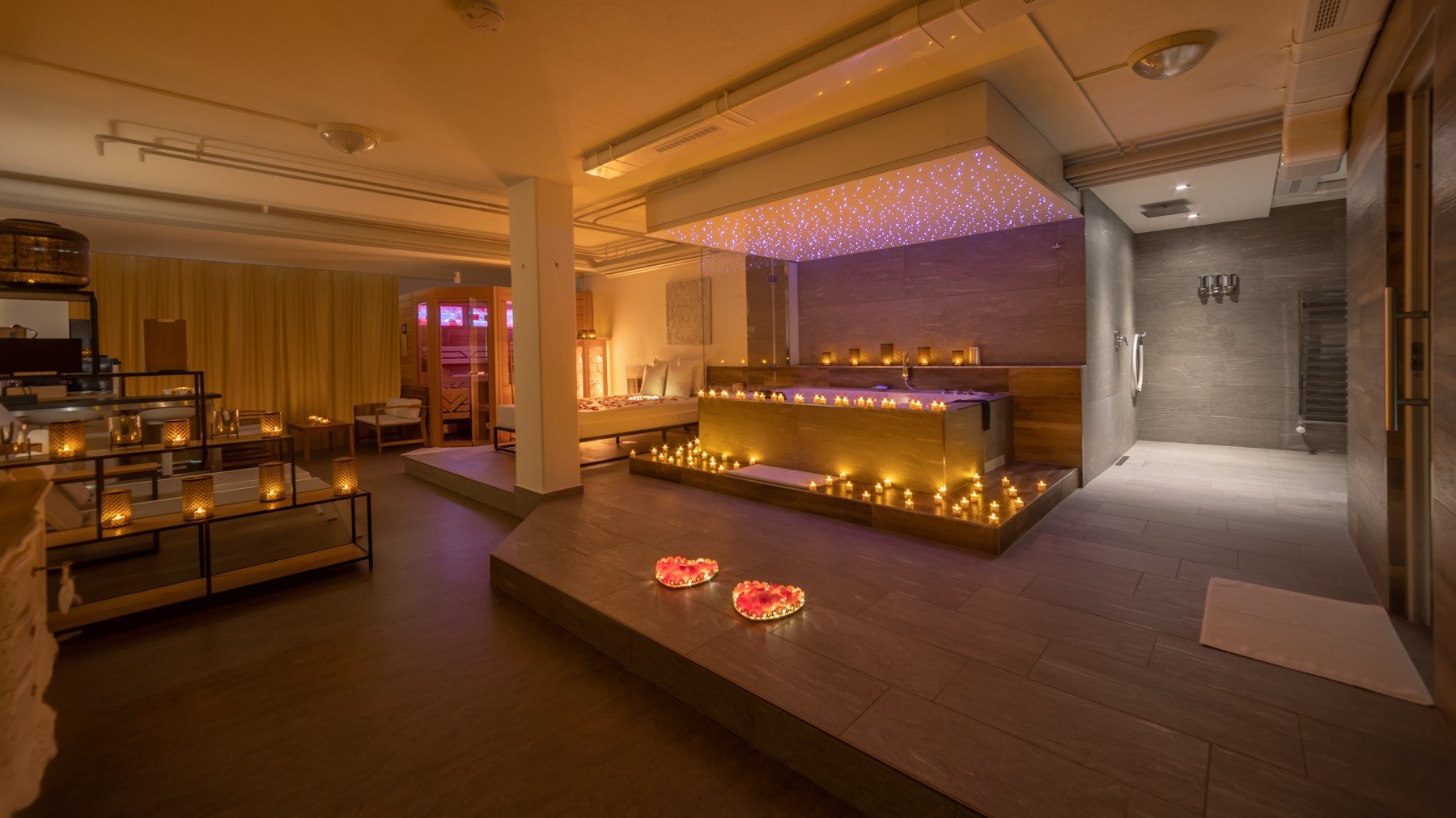 Überblick über die private Wellnessoase mit Kerzenlicht